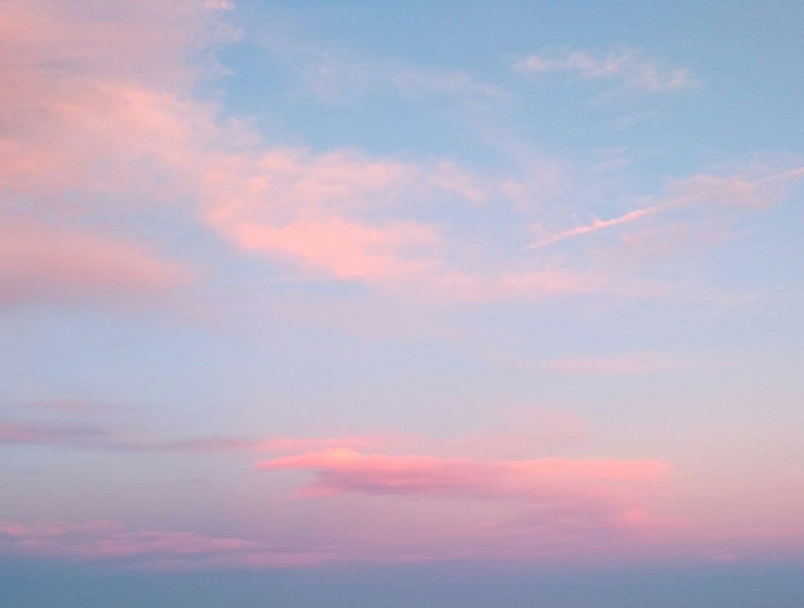 Rosa moln på en ljusblå himmel